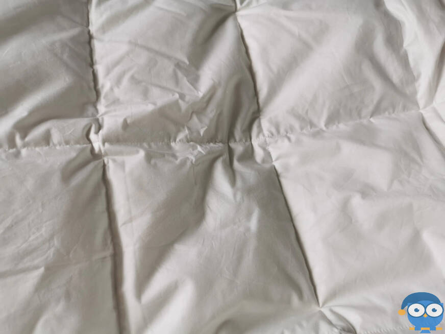 Die Sleepling Sommerdecke ist etwas bauschiger als die Böhmerwald Sommerdecke. Foto: © Sleep Hero